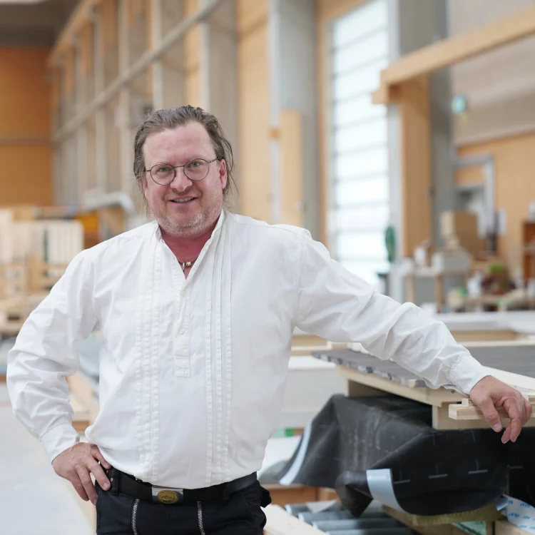 Johannes Groner in einer großen Halle